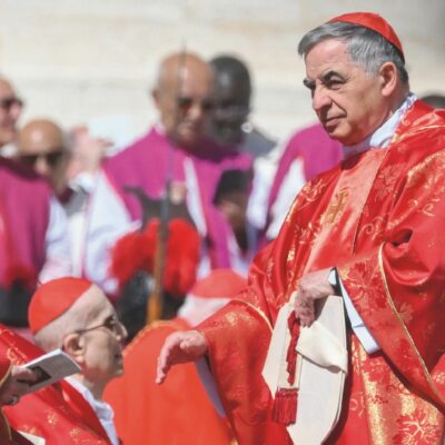 Copertina di In Conclave dal 7 maggio. Il passo indietro di Becciu spinge il favorito Parolin
