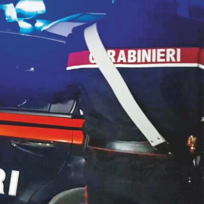 Copertina di Colpisce con un coltello a serramanico madre, padre e sorella minore: arrestato un 23enne