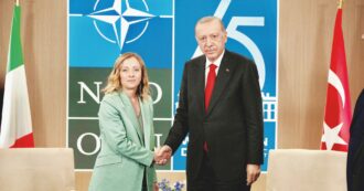 Meloni e gli altri leader si prendono il regalino di Erdogan: una pistola dedicata con i nomi e il kit dei proiettili