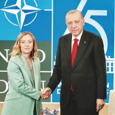 Copertina di Droni e aerei militari ai turchi: il patto tra Meloni ed Erdogan