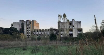 Copertina di Ragazza precipita dal 7° piano dell’ex Molino Agostinelli: “Era con amiche per fare foto ai murales”