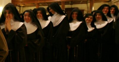 Copertina di “Adotta un cardinale”: il “totopapa” di preghiera lanciato dalle suore Clarisse di Rimini