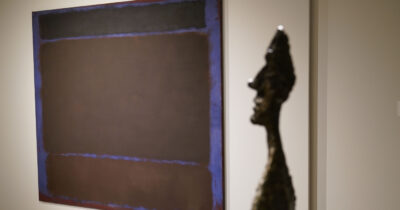 Copertina di Bimbo danneggia un quadro di Mark Rothko da 50 milioni: “Le sue opere hanno una sfortuna terribile”