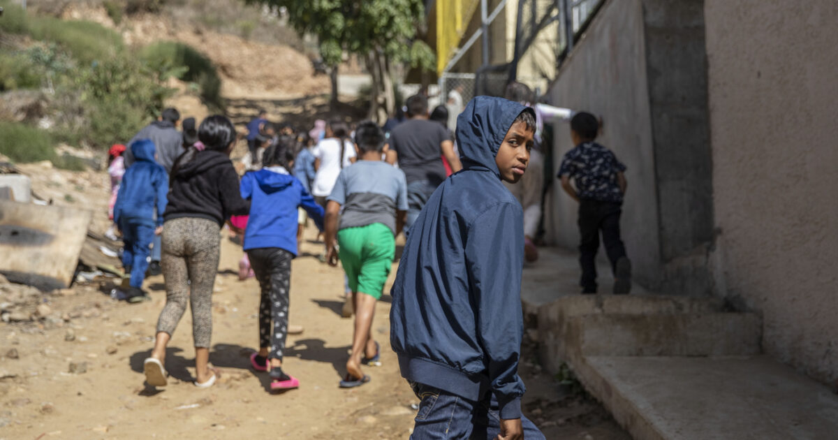 Caccia al migrante con la app IceRaid che piace ai fan di Trump: fai la spia sugli irregolari per ricevere crypto