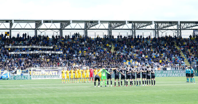 Bestemmia durante il minuto di silenzio per Papa Francesco in Frosinone-Spezia: scatta la multa