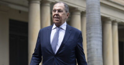 Copertina di Kiev: “Tregua russa di tre giorni? Ne servono 30”. Lavrov: “Noi trattiamo senza precondizioni, voi le imponete”