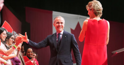 Copertina di Mark Carney, l’economista mago delle crisi promette “gomiti alti” anche con Trump: chi è il nuovo premier canadese