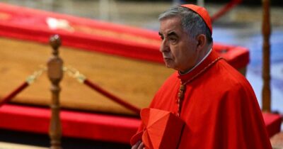 Copertina di Becciu: “Obbedisco alla volontà di Papa Francesco, non entro in Conclave. Ma sono innocente”