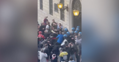 Copertina di Fiaccolata per i caduti della Rsi a Lecco, contromanifestanti provano a entrare in Comune: scontri con la polizia