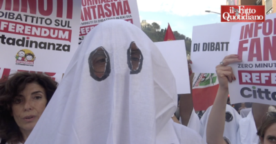 Copertina di Vestiti da fantasmi davanti alla Rai, il presidio per chiedere che si parli del referendum. Landini: “Voto abbia dignità”