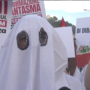Copertina di Vestiti da fantasmi davanti alla Rai, il presidio per chiedere che si parli dei referendum di giugno. Silenzi e ostacoli anche per il voto dei fuori sede