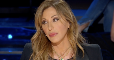 Copertina di “Da piccola mi sono innamorata di Rita Pavone, credevo fosse maschio. Il cancro al seno? Quello che accade lo trasformo in positivo”: parla Sabrina Salerno