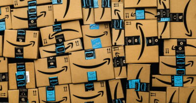 Copertina di La Casa Bianca si arrabbia ed Amazon nega di aver mai pensato di mostrare il costo dei dazi sui prodotti venduti