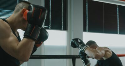Copertina di Rissa tra familiari durante l’incontro di boxe a Latina: il pugile scende dal ring e partecipa alla scazzottata