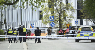 Copertina di Sparatoria a Uppsala: “Tre morti e feriti” Caccia al killer in fuga con  un monopattino