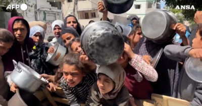 Copertina di Ressa per un pasto a Gaza: bambini e donne cercano di procurarsi il cibo: le drammatiche immagini