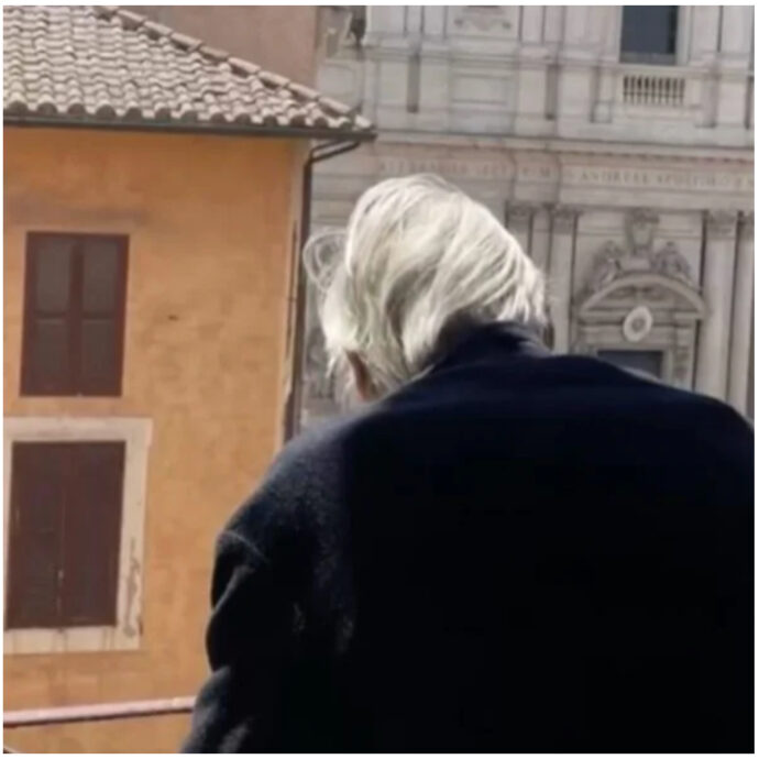 Vittorio Sgarbi riappare dopo l’uscita dall’ospedale: la foto al balcone durante i funerali di Papa Francesco