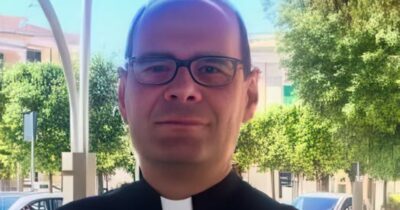 Copertina di Don Nicola arrestato per omicidio stradale: “Fabiana Chiarappa era viva quando è stata investita. Il prete era al cellulare”