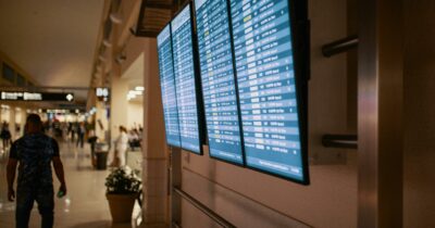 Copertina di Lamezia, aereo costretto ad atterraggio d’emergenza per il malore di un passeggero: 3 ragazzi tentano la fuga