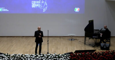 Copertina di Enrico Ruggeri all’evento in memoria di Sergio Ramelli: la sala in piedi per il cantautore