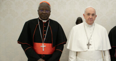 Copertina di Lo strano caso del cardinal Ouédraogo, diventato un anno più giovane pur di entrare in conclave