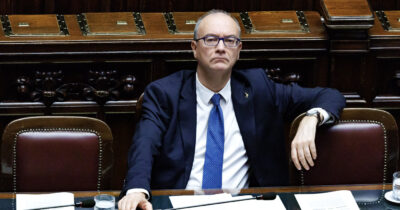 Copertina di “Valditara strizza l’occhio alla crociata anti-lgbt”: dubbi e critiche sulla richiesta del consenso dei genitori per l’educazione sessuale a scuola