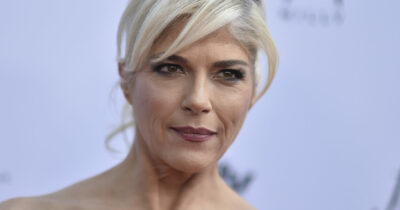 Copertina di “Non ho più avuto ricadute con la sclerosi multipla”: Selma Blair risollevata dopo sette anni di malattia