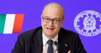 Copertina di Valditara annuncia: “Consenso preventivo dei genitori per educazione sessuale. E arresto in flagranza per chi picchia i prof”