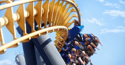 Copertina di Da Gardaland a Mirabilandia e Leolandia, quanto costano i parchi divertimento? L’indagine di Altroconsumo e i “trucchi” per risparmiare sui biglietti d’ingresso