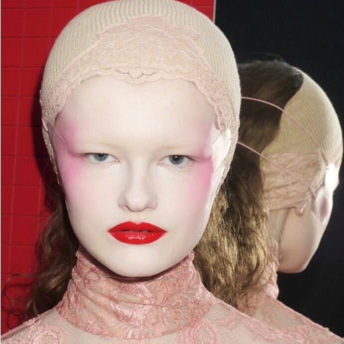 Blush Blindness: perché esagerare con il fard è l’ultima tendenza