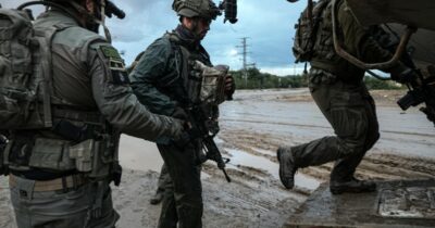 Copertina di Gaza, “Israele richiama migliaia di riservisti, si va verso l’espansione delle operazioni di terra”. Nuovi raid: almeno 23 vittime