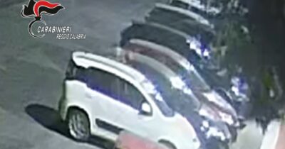 Copertina di Rubavano solo Fiat Panda, 4 arresti a Reggio Calabria: in pochi minuti aprivano le auto e scappavano