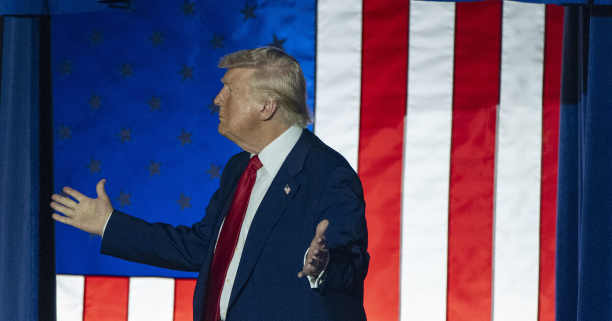 “L’età dell’oro” promessa da Trump parte con un calo del Pil dello 0,3%. Il presidente: “Colpa di Biden”
