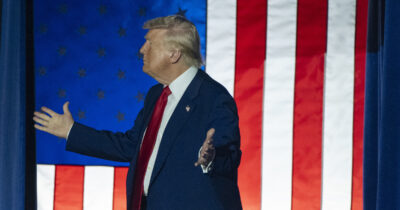 Copertina di L'"età dell'oro" promessa da Trump parte con una contrazione del Pil dello 0,3%. Il presidente: "Colpa di Biden"