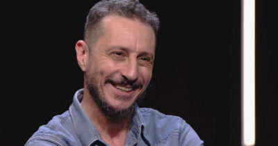 Copertina di “Non ho una compagna, non ho figli né famiglia. Sono un fallimento dal punto di vista umano. Il lavoro? È la mia vita, ho solo quello”: lo sfogo di Luca Bizzarri