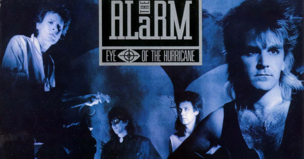 È morto Mike Peters per un tumore del sangue, era il cantante e fondatore della storica band The Alarm