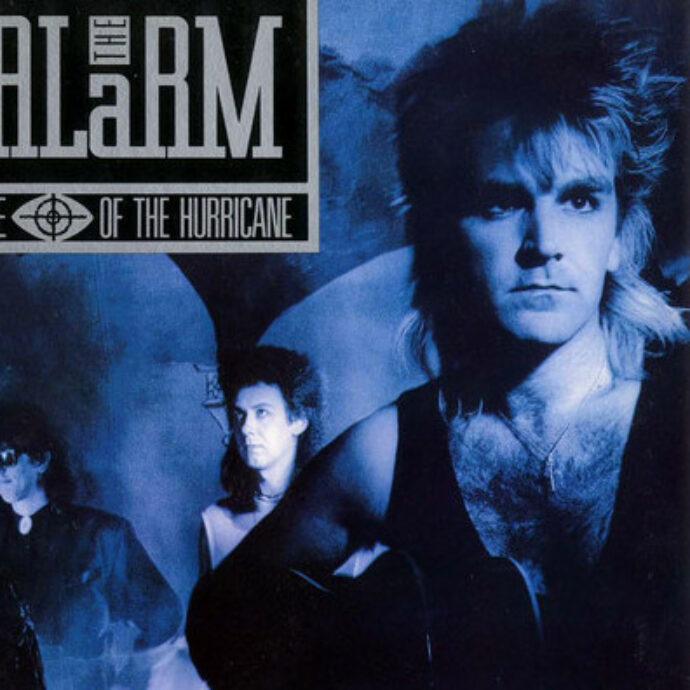 È morto Mike Peters per un tumore del sangue, era il cantante e fondatore della storica band The Alarm