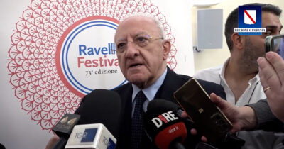 Copertina di Terzo mandato, De Luca ironizza: “Io capolista? Intanto sono in concorrenza con Trump per il papato”