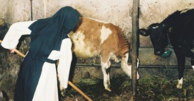 Copertina di Suore di clausura, fuga dal convento: colpa della badessa del “prosecco in monastero”