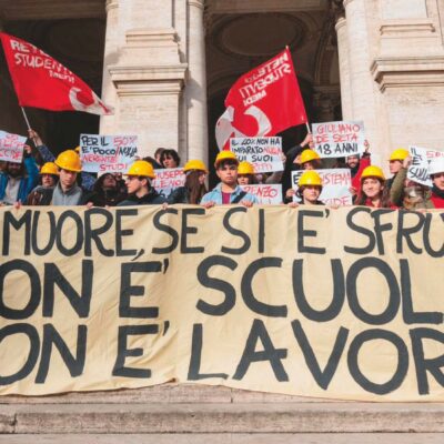 Copertina di Scuola-lavoro, si parte a 15 anni: l’alternanza che piace alle aziende