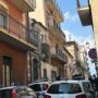 Copertina di Catania, madre lancia la figlia dal balcone di casa: morta bimba di sette mesi