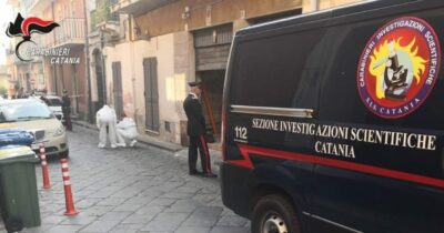 Copertina di Catania, madre lancia la figlia dal terrazzo di casa: morta bimba di sette mesi