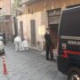 Copertina di Madre lancia la figlia dal balcone: morta bimba di 7 mesi