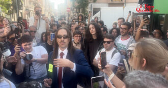 Copertina di Tommy Cash arriva a Milano (e regala caffè): fan in delirio mentre canta “Espresso macchiato” – Video