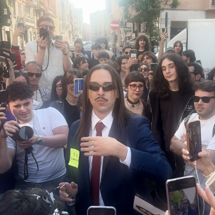 Tommy Cash arriva a Milano (e regala caffè): fan in delirio mentre canta “Espresso macchiato” – Video