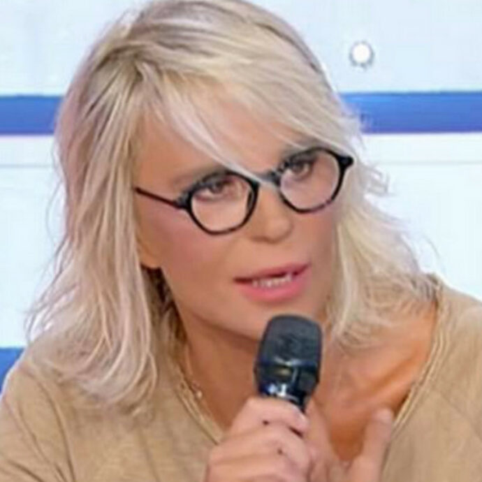 “Petting e happy ending”: caos a “Uomini e Donne”. Maria De Filippi costretta a intervenire dopo le rivelazioni intime di Agnese ed Enrico