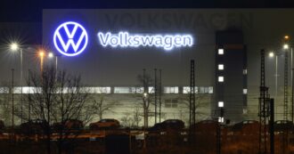 Peggiorano i conti di Volkswagen e Stellantis. Trump avvisa: “Massacrato chi non produce qui”