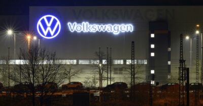 Copertina di Peggiorano i conti di Volkswagen e Stellantis. Trump avvisa: "Massacrato chi non produce qui"