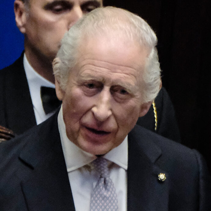 “Il tumore è una esperienza sconvolgente, scoraggiante e fa paura”: Re Carlo III parla della sua malattia