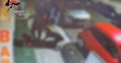 Copertina di Reggio Calabria, aggredisce la compagna e le dà un calcio alla testa: pretendeva di controllarle il telefono